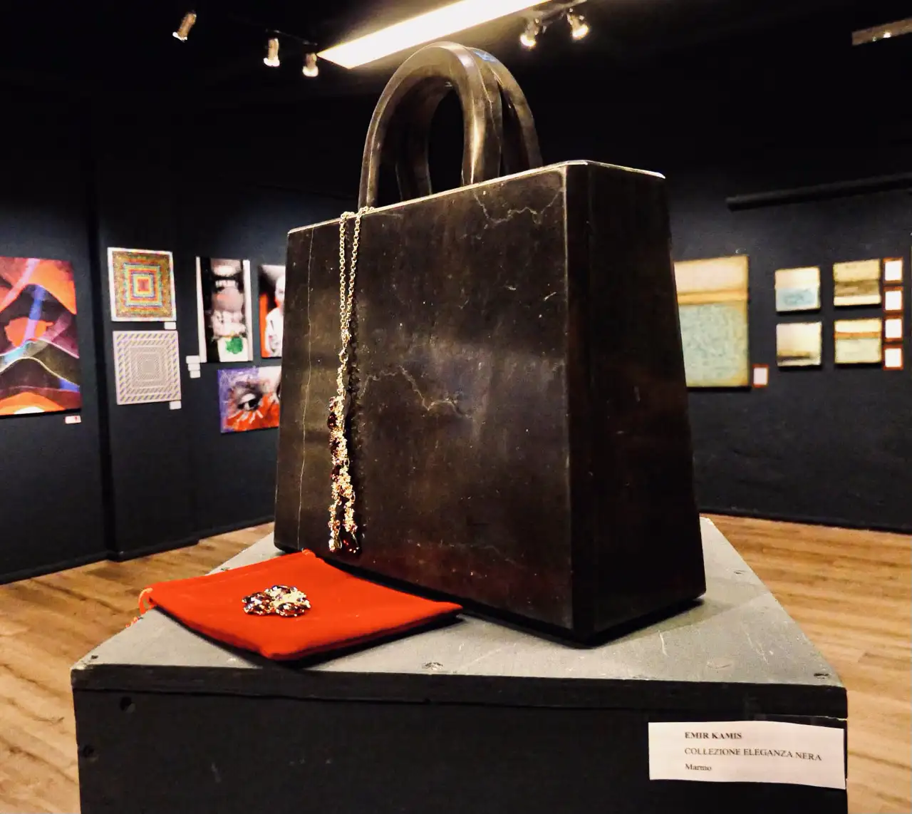 La borsa di marmo — Collezione Eleganza Nera