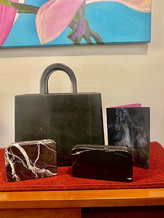 La borsa nera con i portafogli