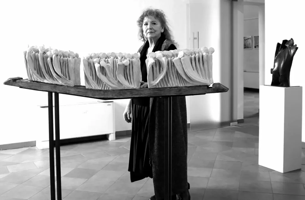 Dolores Previtali con le sue sculture